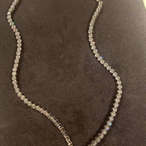 Absolutely stunning tennis necklace, extremely high quality sparkly stones.Must!